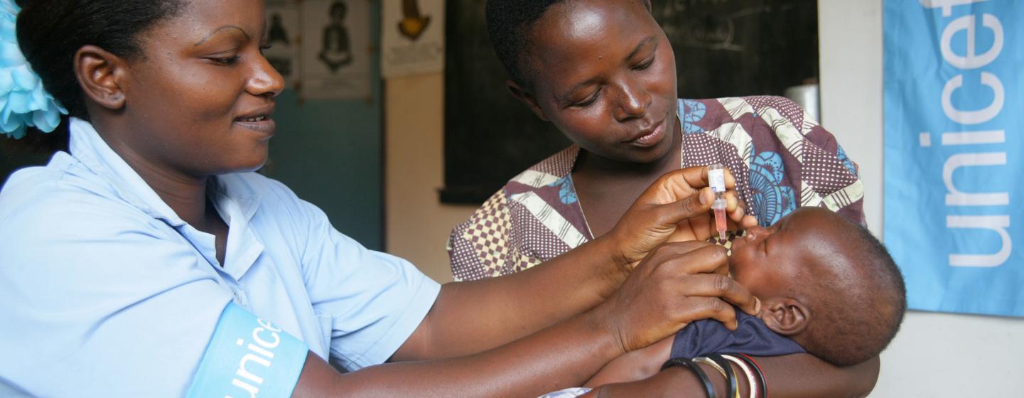 Un agent de santé administre un vaccin contre la polio à un nourrisson dans un hôpital du Malawi.   