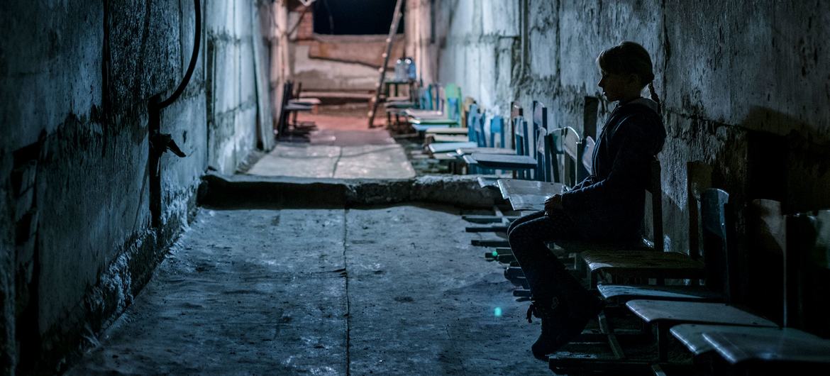 Una niña se resguarda en un refugio antibombas en el sótano de su escuela en la región de Donetsk, en Ucrania (foto de archivo).