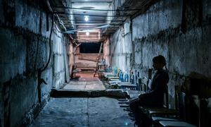 Una niña se resguarda en un refugio antibombas en el sótano de su escuela en la región de Donetsk, en Ucrania (foto de archivo).