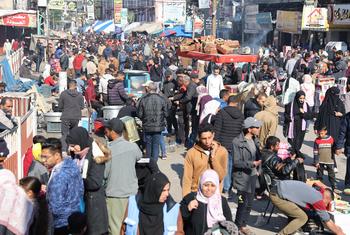 ازدحام في (دوار العودة وسط مدينة رفح، جنوب غزة)، حيث تحول شارع البحر لسوق للنازحين. يوجد في رفح الآن 1.5 مليون فلسطيني، فيما كان عدد سكانها يبلغ نحو 250 ألفا قبل اندلاع الحرب في 7 تشرين الأول/أكتوبر.