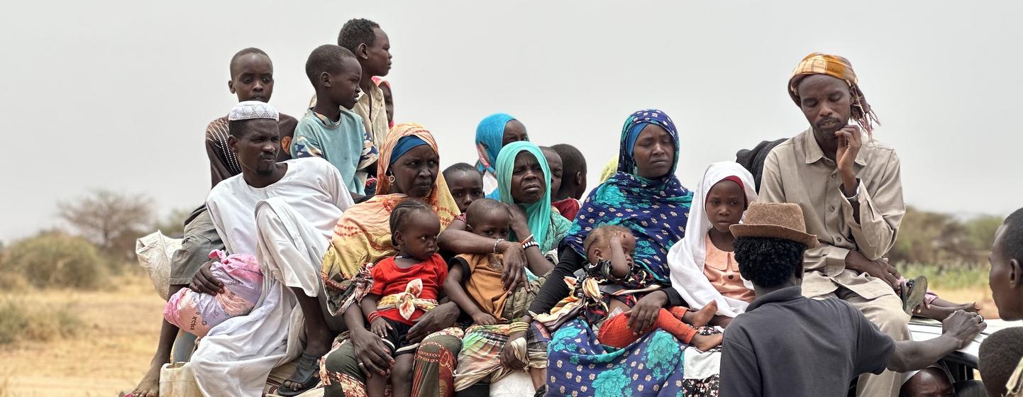 Des personnes déplacées, dont des femmes et des enfants, sont montrées dans des caravanes fuyant El Fasher, dans le nord du Darfour, au Soudan, cherchant refuge au milieu d'une crise humanitaire.
