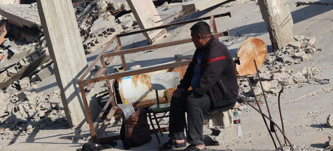 Ramadan Kutkut sentado sobre los escombros de su casa en Jabalia, en el norte de la Franja de Gaza.