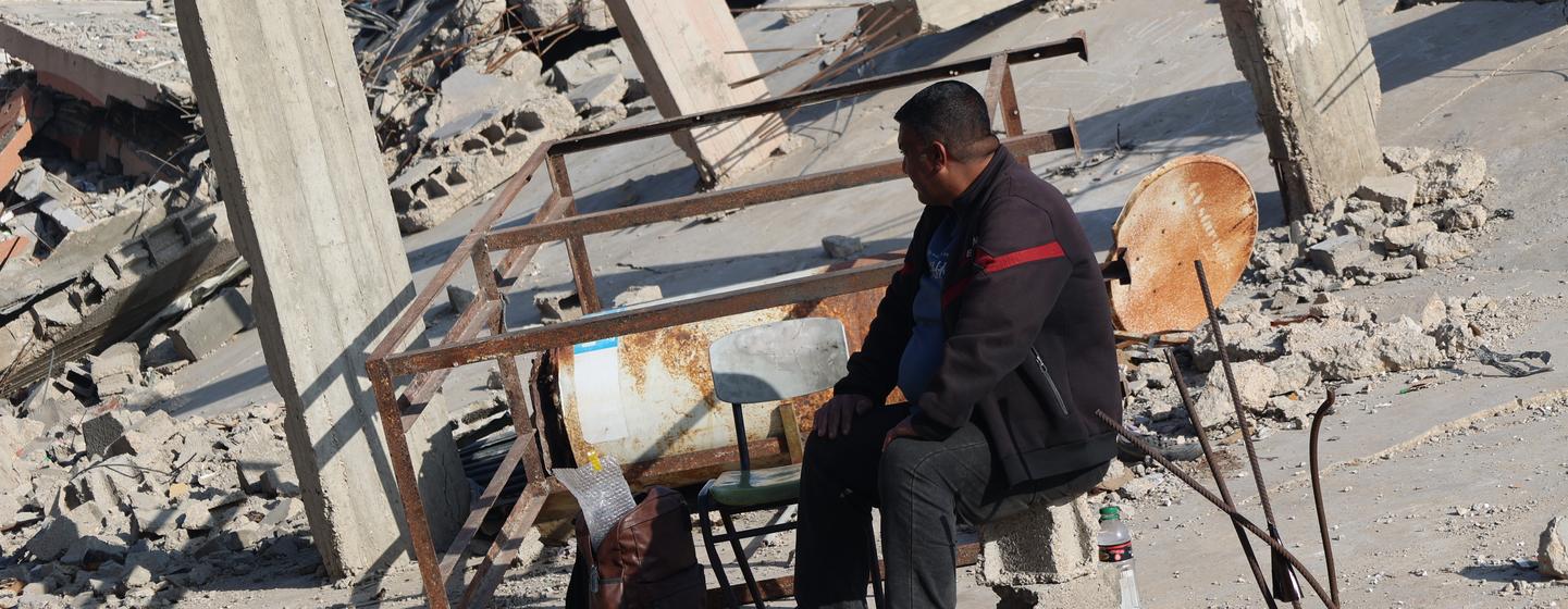 Ramadan Kutkut zit op het puin van zijn huis in Jabalia in North Gaza Patti.