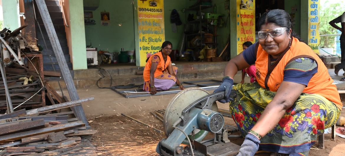 भारत में विश्तव बैंक की तमिलनाडु ग्रामीण परिवर्तन परियोजना, ग्रामीण क्षेत्रों में महिला उद्यमियों को समर्थन देकर, रोज़गार के नए अवसर उत्पन्न करने में मदद कर रहा है.  
