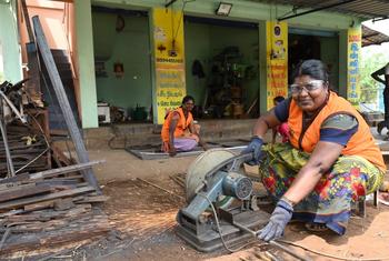 भारत में विश्तव बैंक की तमिलनाडु ग्रामीण परिवर्तन परियोजना, ग्रामीण क्षेत्रों में महिला उद्यमियों को समर्थन देकर, रोज़गार के नए अवसर उत्पन्न करने में मदद कर रहा है.  