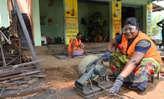भारत में विश्तव बैंक की तमिलनाडु ग्रामीण परिवर्तन परियोजना, ग्रामीण क्षेत्रों में महिला उद्यमियों को समर्थन देकर, रोज़गार के नए अवसर उत्पन्न करने में मदद कर रहा है.  