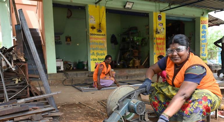 भारत में विश्तव बैंक की तमिलनाडु ग्रामीण परिवर्तन परियोजना, ग्रामीण क्षेत्रों में महिला उद्यमियों को समर्थन देकर, रोज़गार के नए अवसर उत्पन्न करने में मदद कर रहा है.  