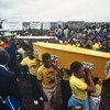 Waombolezaji hubeba majeneza katika mazishi katika Mji wa Langa, Uitenhage, Afrika Kusini.