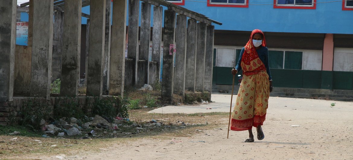 Les femmes âgées, en particulier, sont confrontées à des défis supplémentaires et à des préjugés dus à des attitudes âgistes et à la discrimination. Sur la photo, une femme de 69 ans se promène dans un village du Népal.