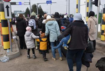 Беженцы из Украины въезжают в Польшу через погранпереход Медыка.