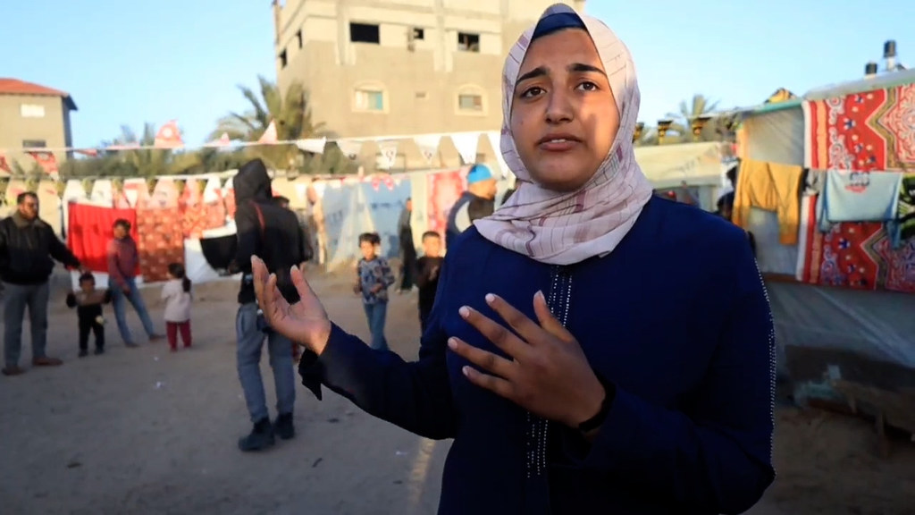 أميرة، سيدة فلسطينية نزحت ما أسرتها من شمال غزة إلى مدينة دير البلح.