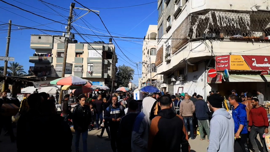 أحد الأسواق في مدينة دير البلح وسط غزة.