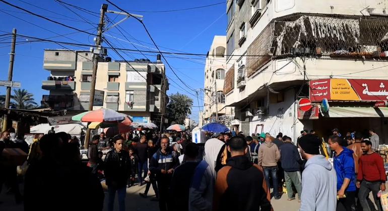 وسطی غزہ میں واقع دیرالبلاح کا بازار۔