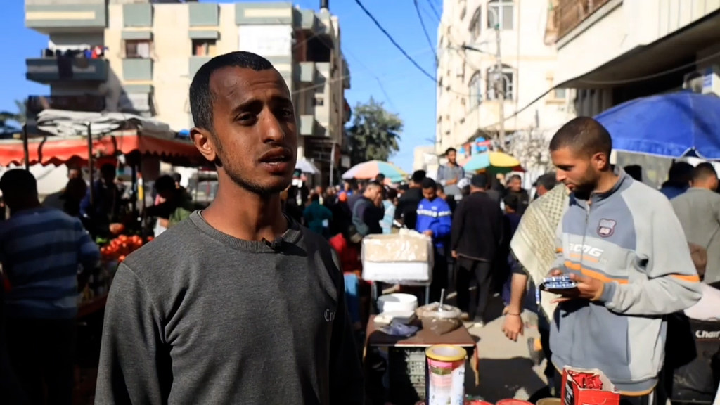أحمد مصلح نزح من مدينة بيت حانون شمالي غزة إلى مدينة دير البلح في الوسط.