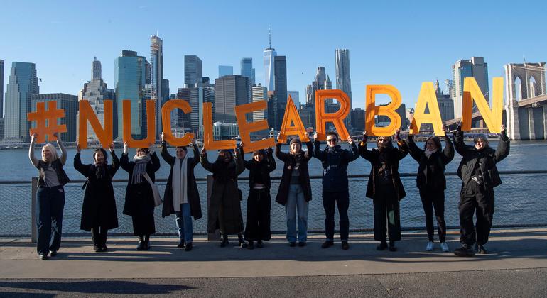 2023年11月26日，纽约的活动人士与世界各地的人们一起庆祝全球反对核武器行动日。