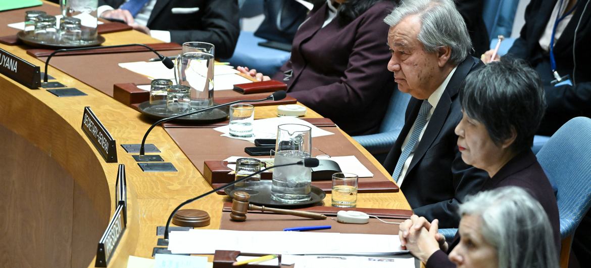 联合国秘书长安东尼奥·古特雷斯（中右）出席安理会关于核裁军和核不扩散的会议。