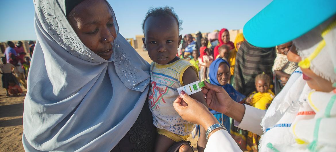 Перемещенные дети проходят обследование на предмет недоедания в штате Ривер-Нил, Судан.