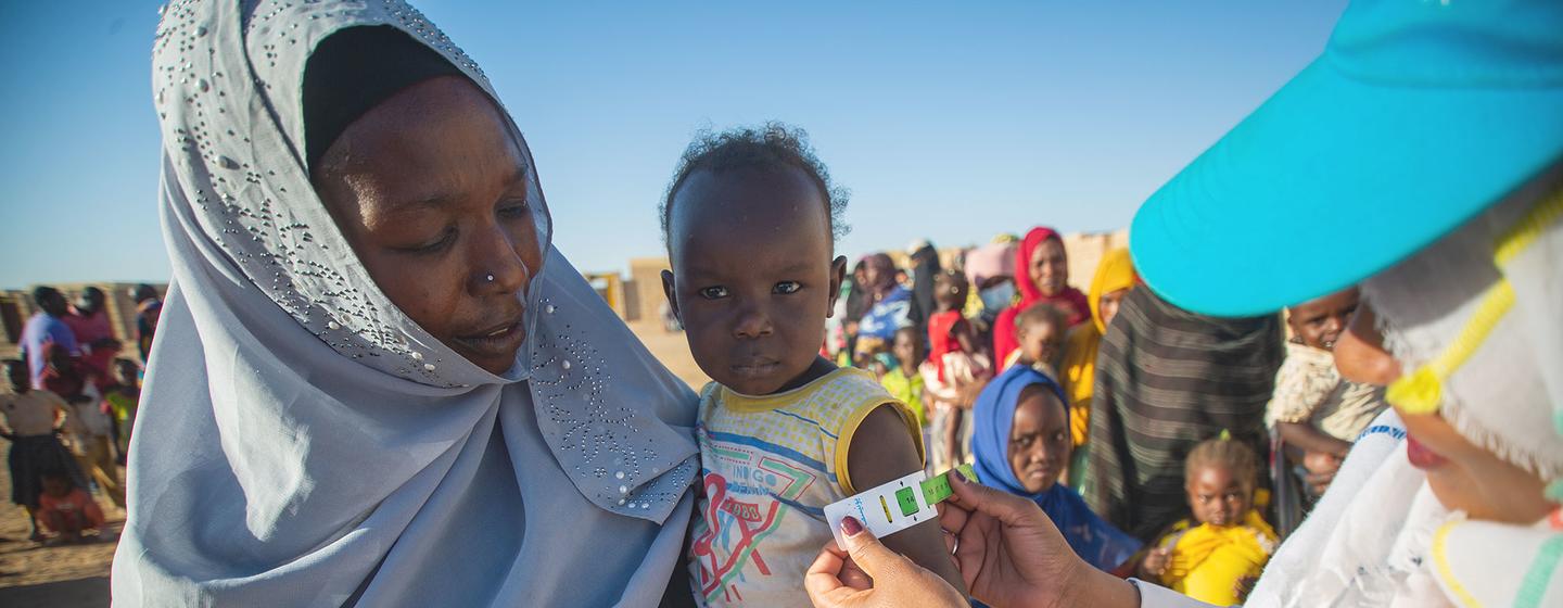 Des enfants déplacés sont soumis à un dépistage de la malnutrition dans l'État du Nil, au Soudan.