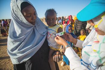 Перемещенные дети проходят обследование на предмет недоедания в штате Ривер-Нил, Судан.