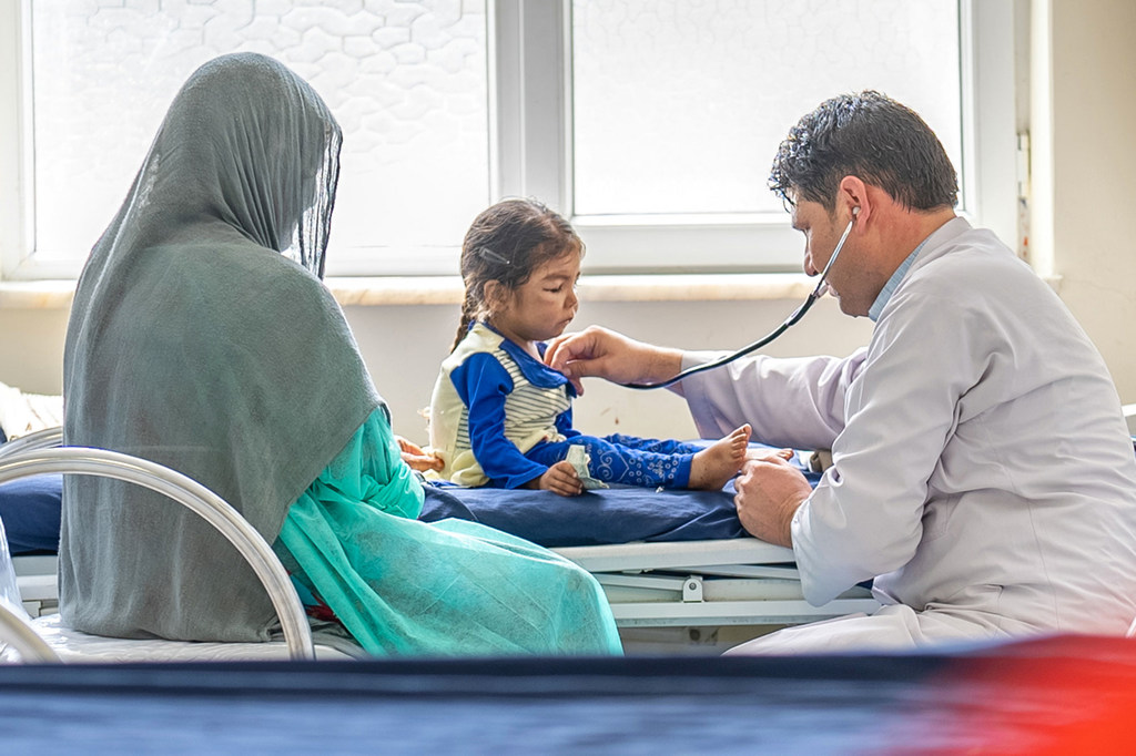 Una niña de cuatro años recibe tratamiento por desnutrición y tuberculosis pulmonar en un hospital de la provincia afgana de Nangarhar.