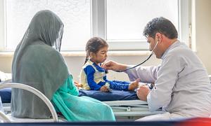Una niña de cuatro años recibe tratamiento por desnutrición y tuberculosis pulmonar en un hospital de la provincia afgana de Nangarhar.