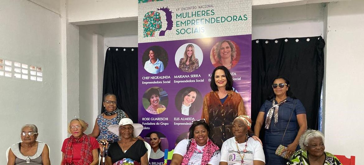 Luiza Brunet num encontro com mulheres empreendedoras