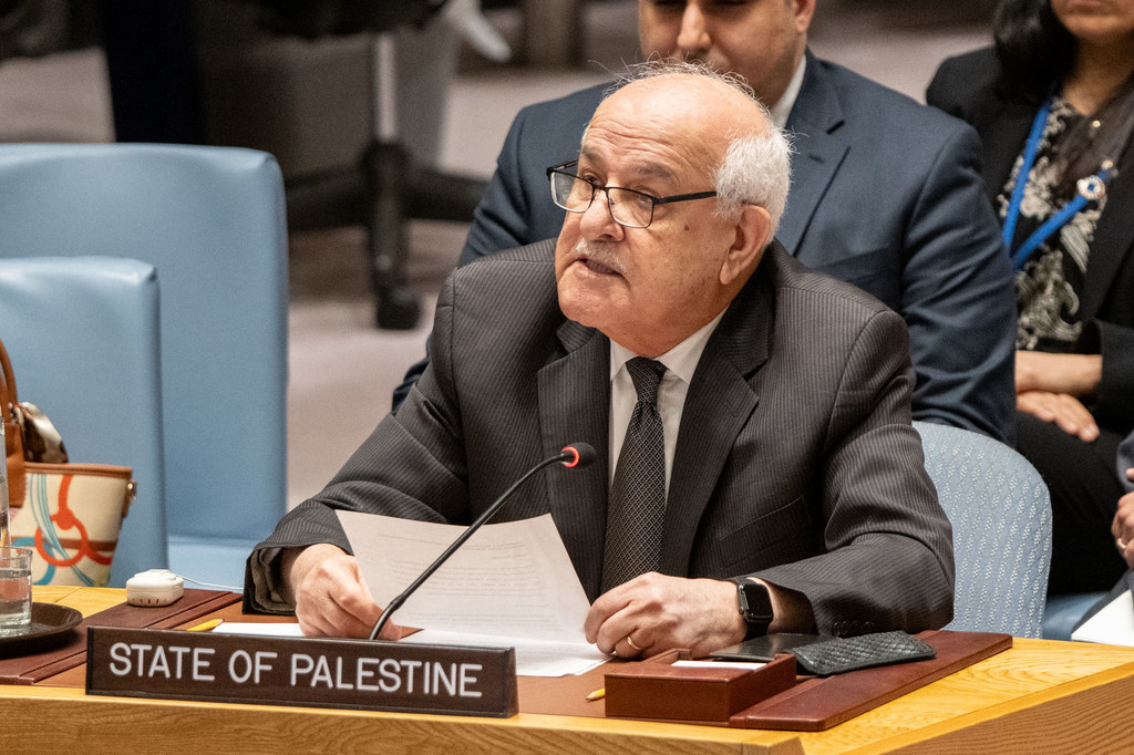 رياض منصور، المراقب الدائم لدولة فلسطين لدى United Nations، يلقي كلمة أمام اجتماع مجلس الأمن حول الوضع في الشرق الأوسط، بما في ذلك القضية الفلسطينية.