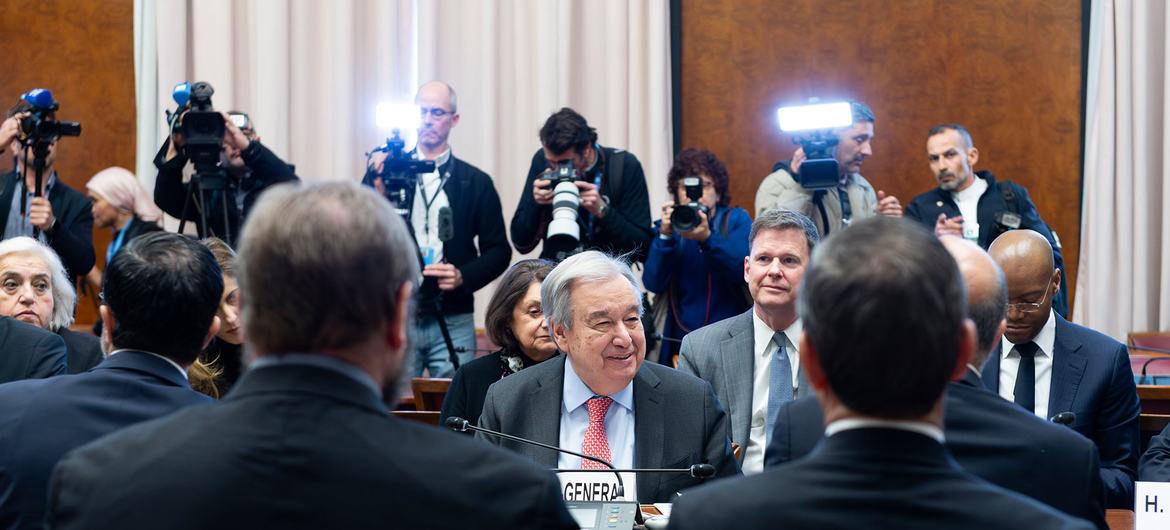 Генеральный секретарь ООН Антонио Гутерриш выступает с трибуны во время неформальной встречи по Кипру в Женеве.