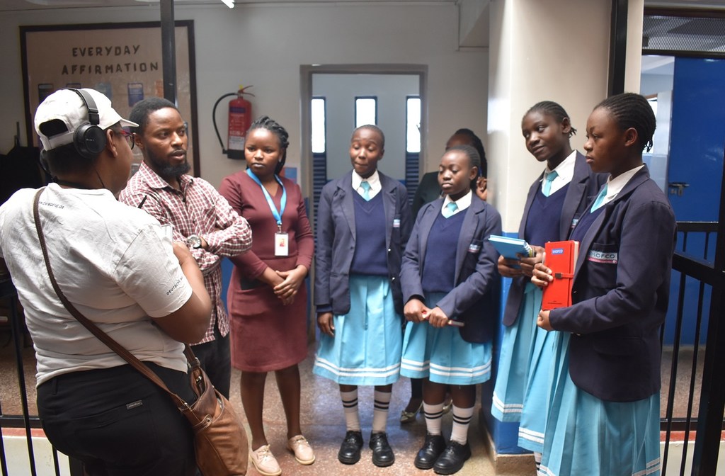 Baadhi ya wanafunzi wa shule ya msingi ya wasichana ya Shofco, Kibera nchini Kenya wakizungumza na mwalimu wao.