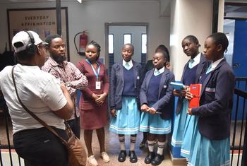 Baadhi ya wanafunzi wa shule ya msingi ya wasichana ya Shofco, Kibera nchini Kenya wakizungumza na mwalimu wao.