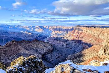 Le Grand Canyon, situé aux États-Unis et inscrit sur la liste du patrimoine mondial de l'UNESCO en 1979, retrace l'histoire géologique des deux derniers milliards d'années. 