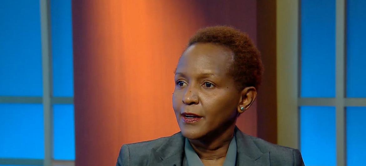Joyce Msuya akizungumza katika mpangilio wa studio ya televisheni.