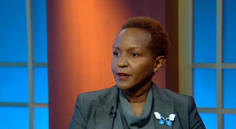 Joyce Msuya akizungumza katika mpangilio wa studio ya televisheni.