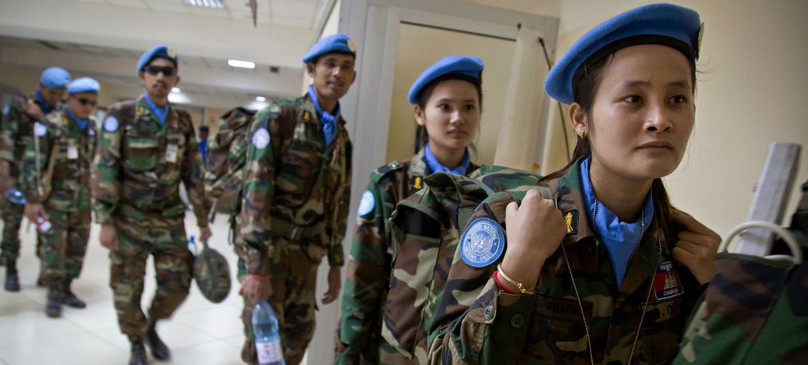 По мере развития миротворческой деятельности женщины все чаще используются в полиции, военных и гражданских операциях ООН.