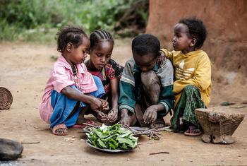 Alors que la malnutrition menace la vie des enfants dans de nombreuses régions d’Afrique, les agences humanitaires de l’ONU apportent leur soutien à ceux qui en ont besoin.