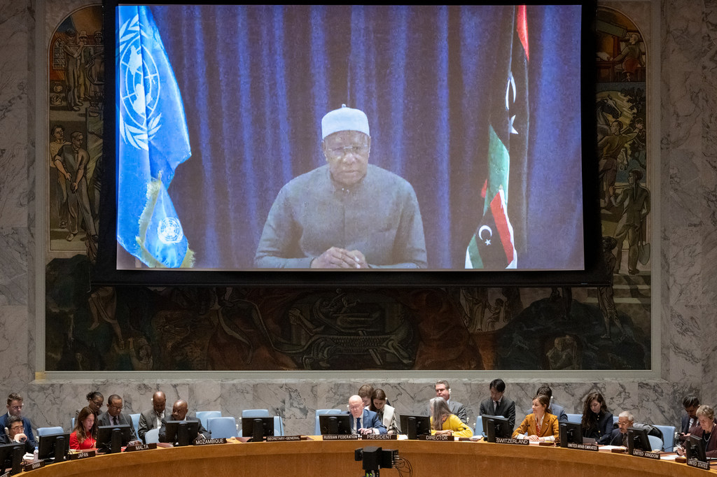 Abdoulaye Bathily (à l'écran), Représentant spécial du Secrétaire général et Chef de la Mission d'appui des Nations Unies en Libye, informe la réunion du Conseil de sécurité de la situation en Libye.