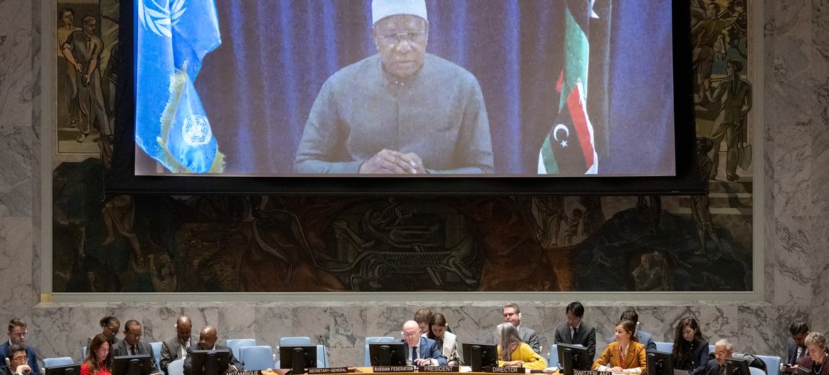 عبد الله باتيلي (على الشاشة)، الممثل الخاص للأمين العام ورئيس بعثة الأمم المتحدة للدعم في ليبيا، يطلع مجلس الأمن على الوضع في ليبيا.