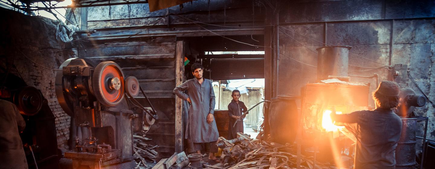 Des ferronniers exploitent un four dans la ville de Jalalabad, en Afghanistan.