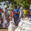 因布基纳法索的冲突而流离失所的人们在该国东部领取人道主义救援物资。