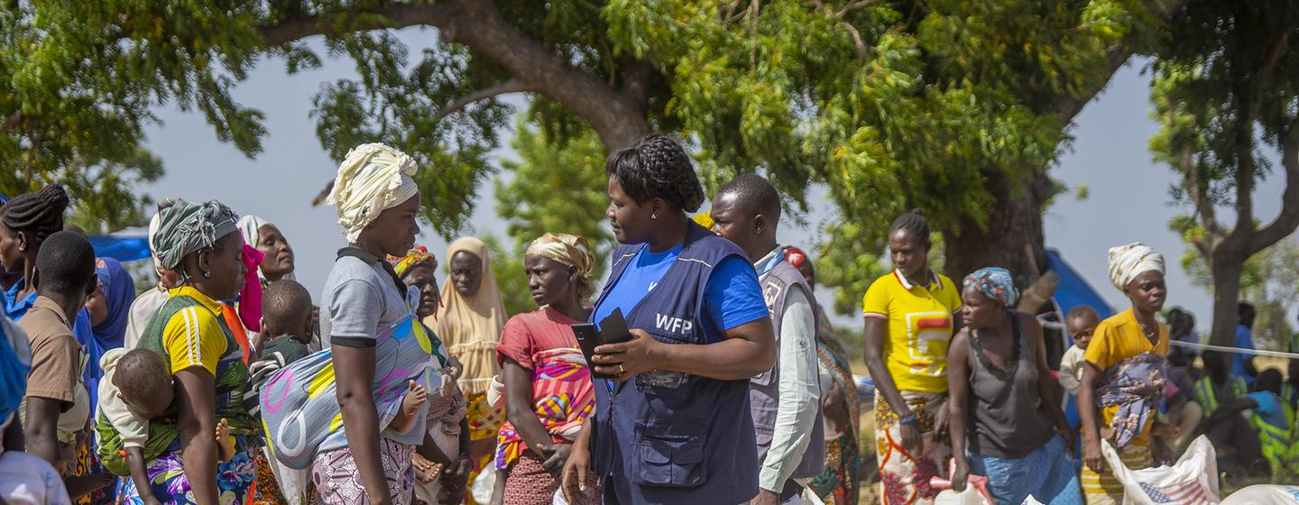 Des personnes déplacées par le conflit au Burkina Faso collectent des fournitures humanitaires dans l'est du pays.