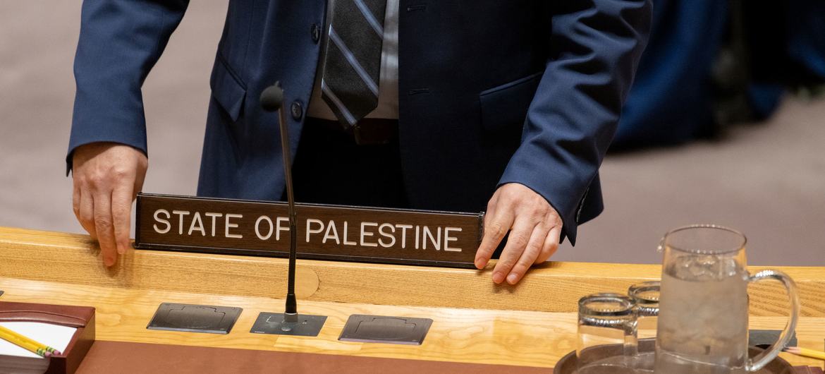 Uma placa representando o Estado da Palestina é posicionada na mesa no Conselho de Segurança