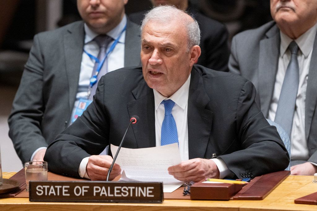 زياد أبو عمرو، الممثل الخاص لرئيس دولة فلسطين، يلقي كلمة أمام اجتماع مجلس الأمن الأمم المتحدة في نيويورك.