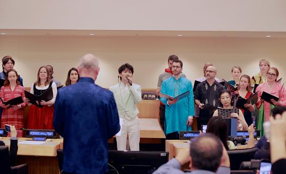 中国歌手周深与联合国合唱团共同演唱中文歌曲《等着我》。