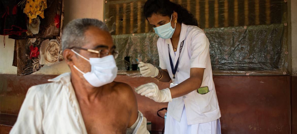 भारत के दूर-दराज़ के इलाक़ों में कोविड का टीकाकरण करतीं स्वास्थ्यकर्मी, दीपा.