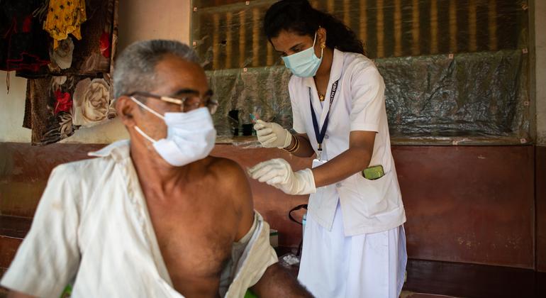 भारत रे दूर-दराज़ के इलाक़ों में कोविड का टीकाकरण करतीं स्वास्थ्यकर्मी, दीपा.