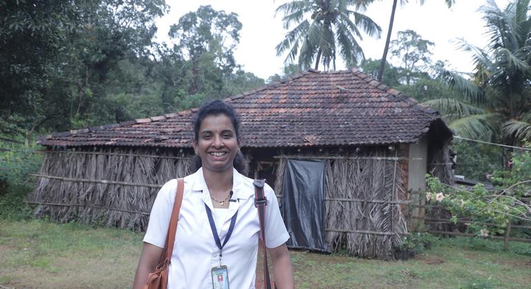 दीपा एक सरकारी एएनएम हैं, जो गाँव-गाँव जाकर लोगों का टीकाकरण करती हैं.