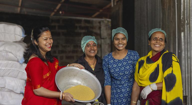 विश्व बैंक की APART परियोजना के तहत, किसान उत्पादक कम्पनियों को साझा सेवा केन्द्र स्थापित करने के लिए वित्तीय सहायता मिलती है, जहाँ से सदस्य मछली चारा, बीज, उर्वरक और कृषि उपकरण जैसी आवश्यक कृषि सामग्री ले सकते हैं. विश्व बैंक की APART परियोजना के तहत, किसान उत्पादक कम्पनियों को साझा सेवा केन्द्र स्थापित करने के लिए वित्तीय सहायता मिलती है, जहाँ से सदस्य मछली चारा, बीज, उर्वरक और कृषि उपकरण जैसी आवश्यक कृषि सामग्री ले सकते हैं.