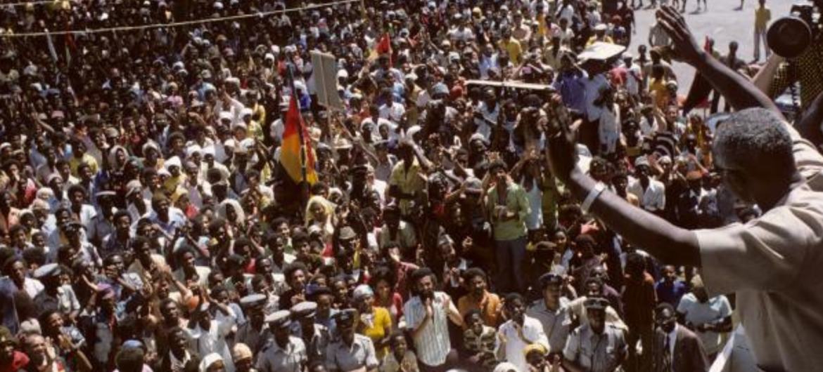 Missão de visita da ONU a Cabo Verde (1975): Aristides Pereira do Partido Africano da Independência da Guiné e Cabo Verde (PAIGC) dirigindo-se à multidão