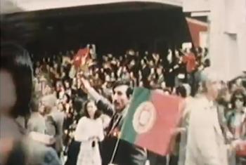 Cena do documentário “Fim de uma Era” sobre a luta pela liberdade nos territórios portugueses de África, a mudança de governo em Portugal e o eventual triunfo dos movimentos de libertação