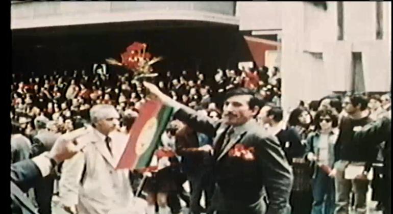 Cena do documentário “Fim de uma Era” sobre a luta pela liberdade nos territórios portugueses de África, a mudança de governo em Portugal e o eventual triunfo dos movimentos de libertação